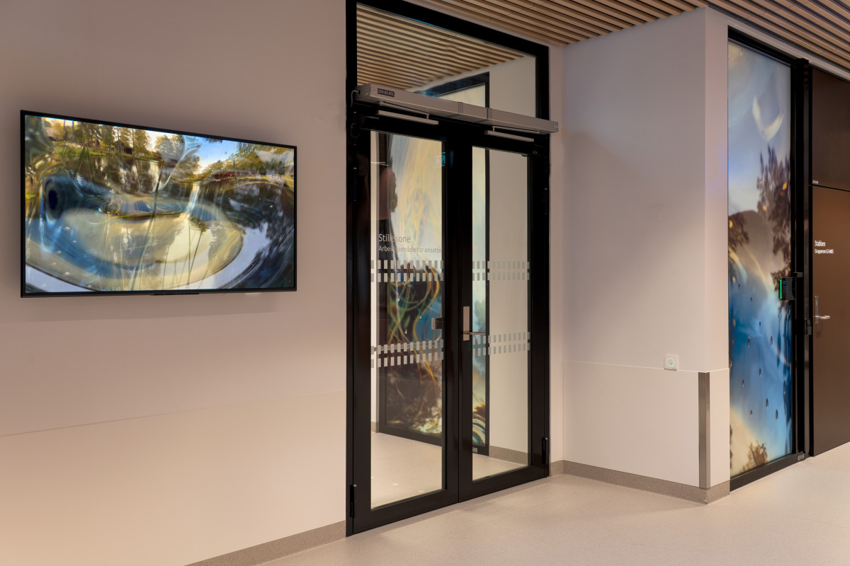 3.rd floor waiting room. Art photo: Sjå gjennom, printet on the windows in the meeting room. Art video to the left. Documentation by Jon Gorospe.